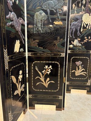 A Chinese precious-stone-inset gilt-lacquered four-panel 'Ba Jun Tu 八骏图' folding screen, 20th C. — foto 8