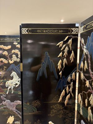 A Chinese precious-stone-inset gilt-lacquered four-panel 'Ba Jun Tu 八骏图' folding screen, 20th C. — foto 9