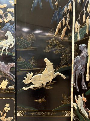 A Chinese precious-stone-inset gilt-lacquered four-panel 'Ba Jun Tu 八骏图' folding screen, 20th C. — foto 10