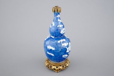 Un vase en porcelaine de Chine au fond bleu, orné d'une monture chinoiserie en bronze, 18/19ème