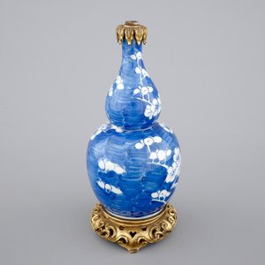 Un vase en porcelaine de Chine au fond bleu, orné d'une monture chinoiserie en bronze, 18/19ème — photo 1