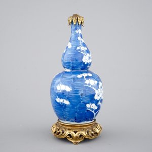 Un vase en porcelaine de Chine au fond bleu, orné d'une monture chinoiserie en bronze, 18/19ème — photo 2