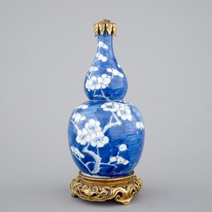 Un vase en porcelaine de Chine au fond bleu, orné d'une monture chinoiserie en bronze, 18/19ème — photo 3