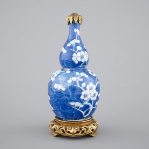 Un vase en porcelaine de Chine au fond bleu, orné d'une monture chinoiserie en bronze, 18/19ème — photo 4