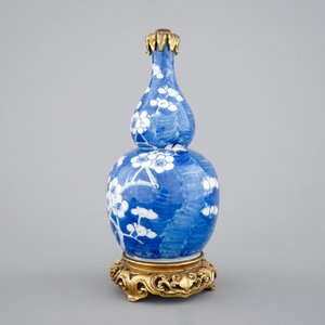 Un vase en porcelaine de Chine au fond bleu, orné d'une monture chinoiserie en bronze, 18/19ème — photo 5