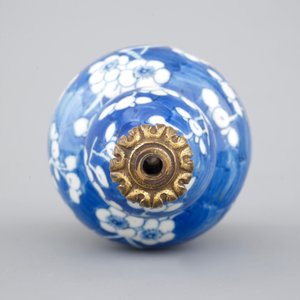 Un vase en porcelaine de Chine au fond bleu, orné d'une monture chinoiserie en bronze, 18/19ème — photo 6