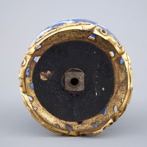 Un vase en porcelaine de Chine au fond bleu, orné d'une monture chinoiserie en bronze, 18/19ème — photo 7