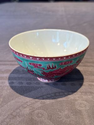 A Chinese puce-enamelled green-ground 'dragon' bowl, Qianlong mark, 19/20th C. — 照片 1