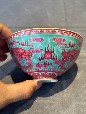 A Chinese puce-enamelled green-ground 'dragon' bowl, Qianlong mark, 19/20th C. — 照片 3