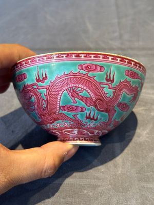 A Chinese puce-enamelled green-ground 'dragon' bowl, Qianlong mark, 19/20th C. — 照片 7