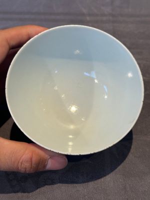 A Chinese puce-enamelled green-ground 'dragon' bowl, Qianlong mark, 19/20th C. — 照片 8