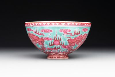 A Chinese puce-enamelled green-ground 'dragon' bowl, Qianlong mark, 19/20th C.