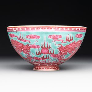 A Chinese puce-enamelled green-ground 'dragon' bowl, Qianlong mark, 19/20th C. — 照片 1
