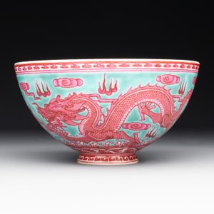 A Chinese puce-enamelled green-ground 'dragon' bowl, Qianlong mark, 19/20th C. — 照片 2