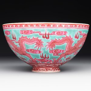 A Chinese puce-enamelled green-ground 'dragon' bowl, Qianlong mark, 19/20th C. — 照片 3