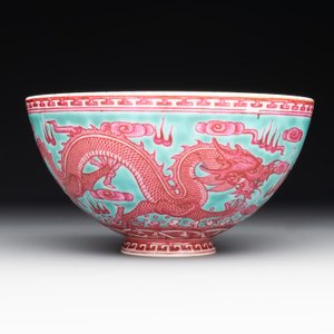 A Chinese puce-enamelled green-ground 'dragon' bowl, Qianlong mark, 19/20th C. — 照片 4