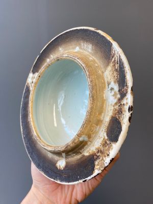A Chinese qianjiang cai 'antiquities' covered vase and a basin with figural design, signed Yu Yicheng 俞意誠 and Xu Shanqin 徐善琴, 19th C., one dated 1893 — photo 15