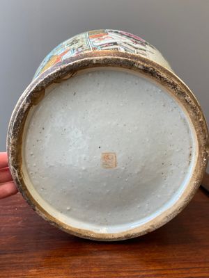 A Chinese qianjiang cai 'antiquities' covered vase and a basin with figural design, signed Yu Yicheng 俞意誠 and Xu Shanqin 徐善琴, 19th C., one dated 1893 — photo 27