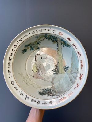 A Chinese qianjiang cai 'antiquities' covered vase and a basin with figural design, signed Yu Yicheng 俞意誠 and Xu Shanqin 徐善琴, 19th C., one dated 1893 — photo 5