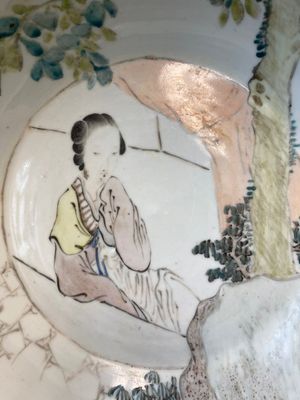 A Chinese qianjiang cai 'antiquities' covered vase and a basin with figural design, signed Yu Yicheng 俞意誠 and Xu Shanqin 徐善琴, 19th C., one dated 1893 — photo 6