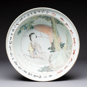 A Chinese qianjiang cai 'antiquities' covered vase and a basin with figural design, signed Yu Yicheng 俞意誠 and Xu Shanqin 徐善琴, 19th C., one dated 1893 — photo 9