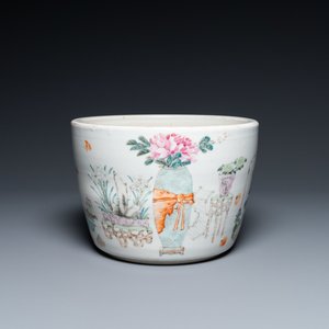 A Chinese qianjiang cai 'antiquities' jardinière, 19/20th C. — 照片 1