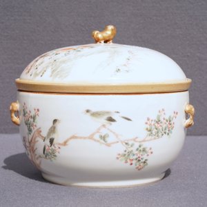 A Chinese qianjiang cai bowl and cover, Qianlong mark, 19/20th C. — photo 19