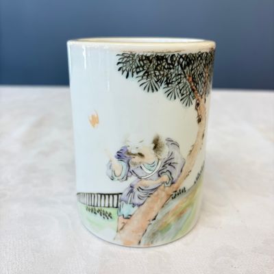 A Chinese qianjiang cai brushpot with figural design — photo 1