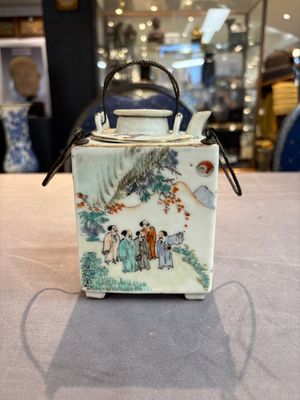 A Chinese qianjiang cai covered teapot and a covered wine warmer, Tongzhi mark, 19/20th C. — foto 1