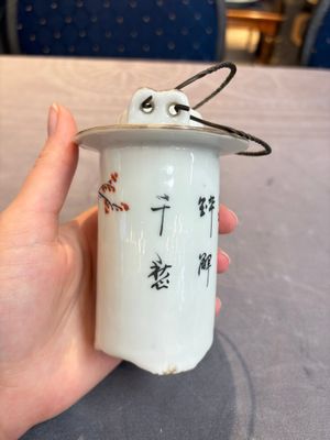 A Chinese qianjiang cai covered teapot and a covered wine warmer, Tongzhi mark, 19/20th C. — foto 12