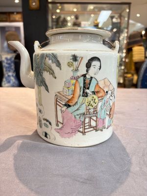 A Chinese qianjiang cai covered teapot and a covered wine warmer, Tongzhi mark, 19/20th C. — foto 17
