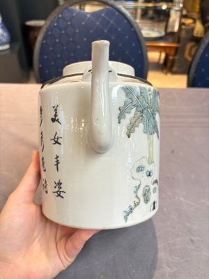 A Chinese qianjiang cai covered teapot and a covered wine warmer, Tongzhi mark, 19/20th C. — foto 21