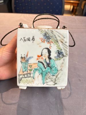 A Chinese qianjiang cai covered teapot and a covered wine warmer, Tongzhi mark, 19/20th C. — foto 4