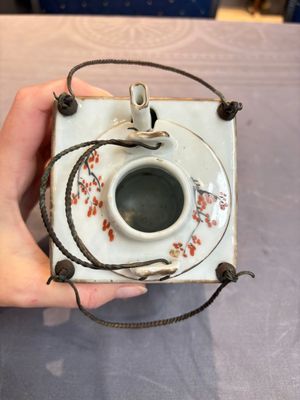 A Chinese qianjiang cai covered teapot and a covered wine warmer, Tongzhi mark, 19/20th C. — foto 6