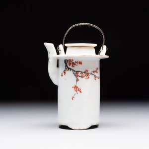 A Chinese qianjiang cai covered teapot and a covered wine warmer, Tongzhi mark, 19/20th C. — foto 15