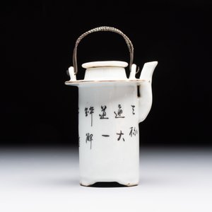 A Chinese qianjiang cai covered teapot and a covered wine warmer, Tongzhi mark, 19/20th C. — foto 16