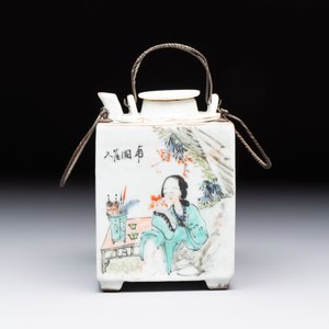 A Chinese qianjiang cai covered teapot and a covered wine warmer, Tongzhi mark, 19/20th C. — foto 8