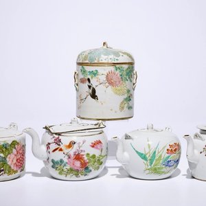 A Chinese qianjiang cai cylindrical box and cover and four teapots, 19/20th C — photo 1