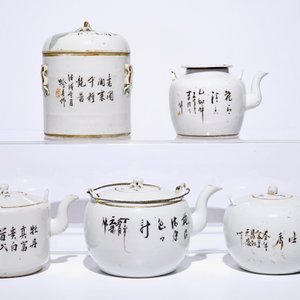 A Chinese qianjiang cai cylindrical box and cover and four teapots, 19/20th C — photo 4