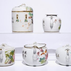 A Chinese qianjiang cai cylindrical box and cover and four teapots, 19/20th C — photo 5