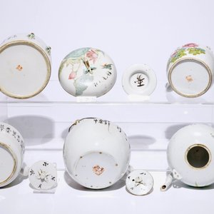 A Chinese qianjiang cai cylindrical box and cover and four teapots, 19/20th C — photo 7