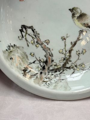 A Chinese qianjiang cai dish with a bird on a branch, signed Cheng Men 程門, dated 1878 — photo 2