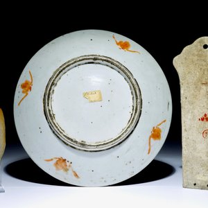 A Chinese qianjiang cai dish with antiquities design and two wall pocket vases, 19/20th C. — 照片 2