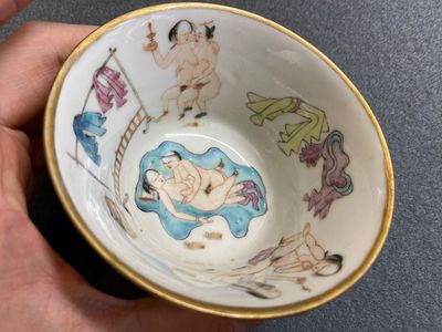 A Chinese qianjiang cai 'erotic subject' bowl, 19th C. — 照片 2