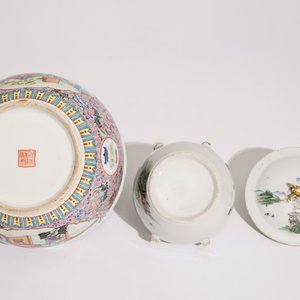 A Chinese qianjiang cai food bowl and cover and a famille rose flowerpot, 19/20th C. — 照片 7