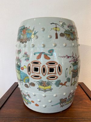 A Chinese qianjiang cai garden seat with antiquities in the style of Xu Pinheng 許品衡, 19th C. — 照片 2