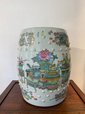 A Chinese qianjiang cai garden seat with antiquities in the style of Xu Pinheng 許品衡, 19th C. — 照片 3