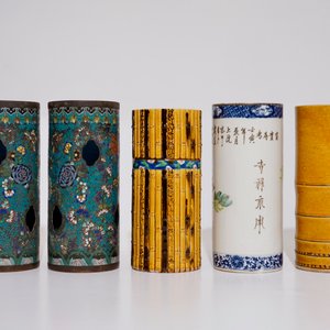 A Chinese qianjiang cai hat stand, a pair of cloisonne hat stands and two sancai glazed ones, 19/20th C. — photo 3