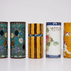 A Chinese qianjiang cai hat stand, a pair of cloisonne hat stands and two sancai glazed ones, 19/20th C. — photo 4