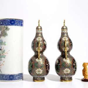 A Chinese qianjiang cai hat stand, a pair of cloisonné vases and a carved wood figure, 20th C. — 照片 5